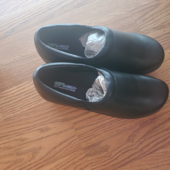 Slip resistant shoes - Picture 3 of 8